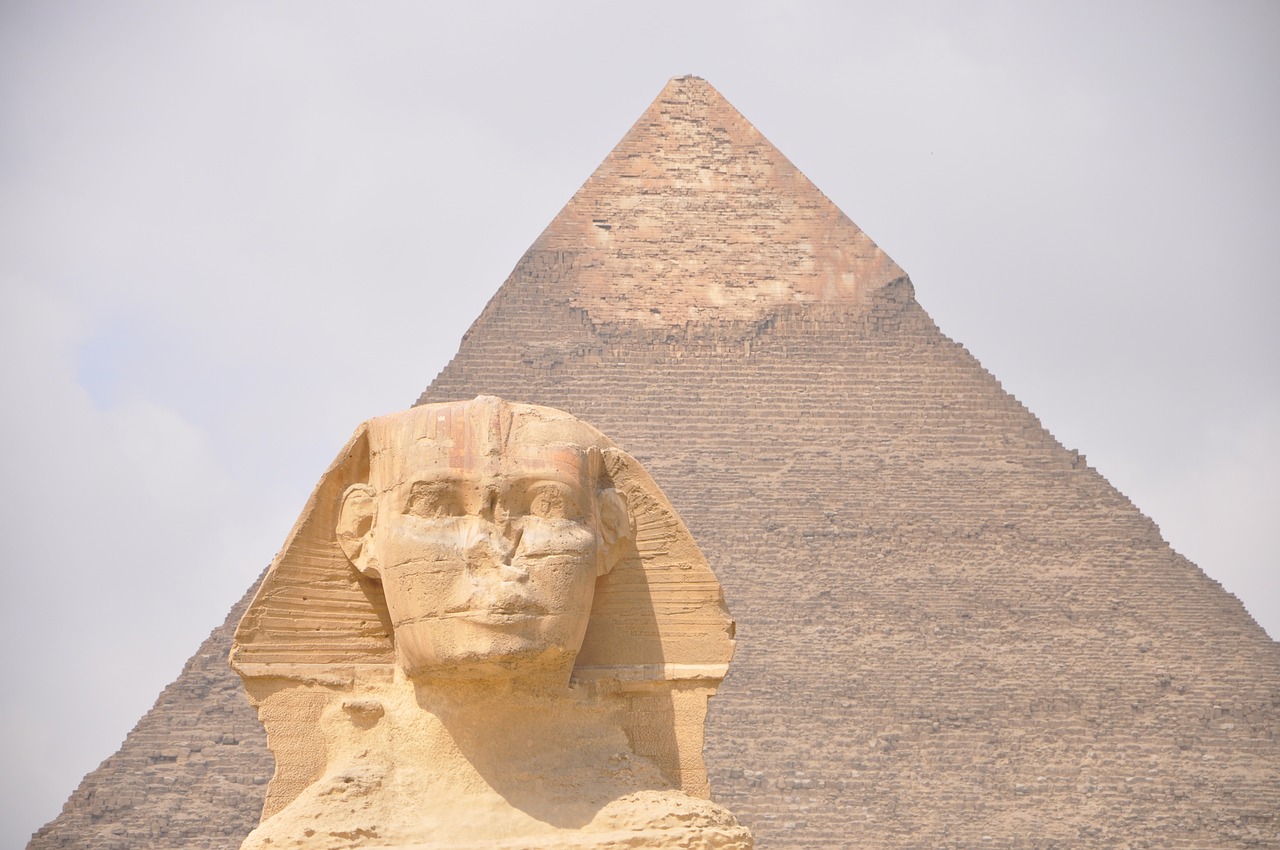 {"en":"Sphinx and Khafren pyramid"}